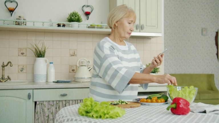How Does Balanced Nutrition Help Seniors Stay Active?